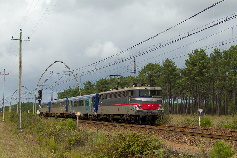 Vu au nord de Morcenx, la BB 9313 achemine les X2228, X2229 et X2222 pour Pau le 13.09.2008.jpg